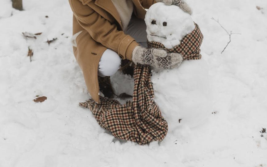 woman making a snowman